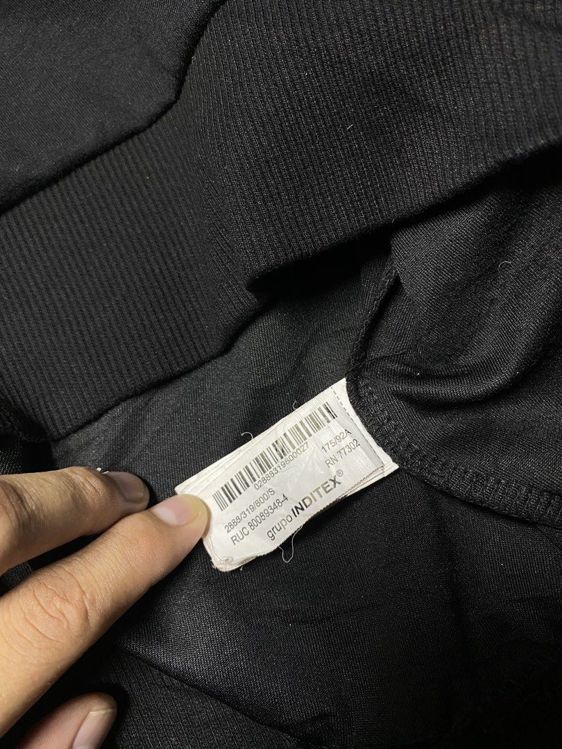 ZARA Black Sweater (Category: Coats, Jackets and Outerwear) located in General Trias. Submitted by kevinthriftshop (Listing ID 1469659169, Image 3). Description: .