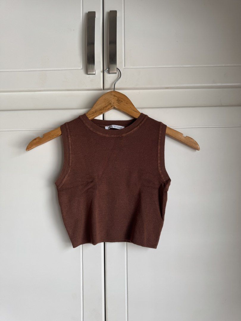 ZARA Brown Ribbed Crop Top (Category: Sleeveless) located in Malolos. Submitted by xoxoche_n (Listing ID 1469626304, Image 1). Description: worn once lang! medium on tag but best fits XS-small thick fabric! *credits to the owner of the 3rd photo.