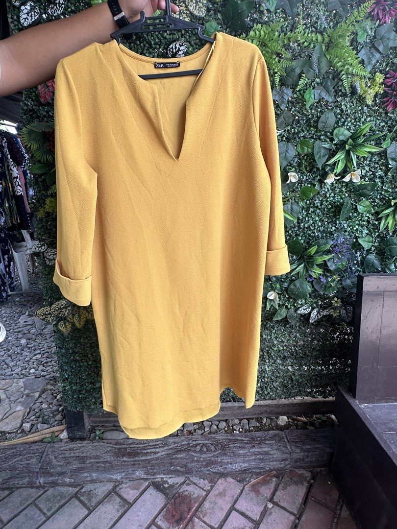 Zara Casual Dress (Category: Dresses) located in Caloocan City. Submitted by fabs_preloved01 (Listing ID 1469630288, Image 1). Description: Zara Dress, light cotton and soft, size M, midi dress.