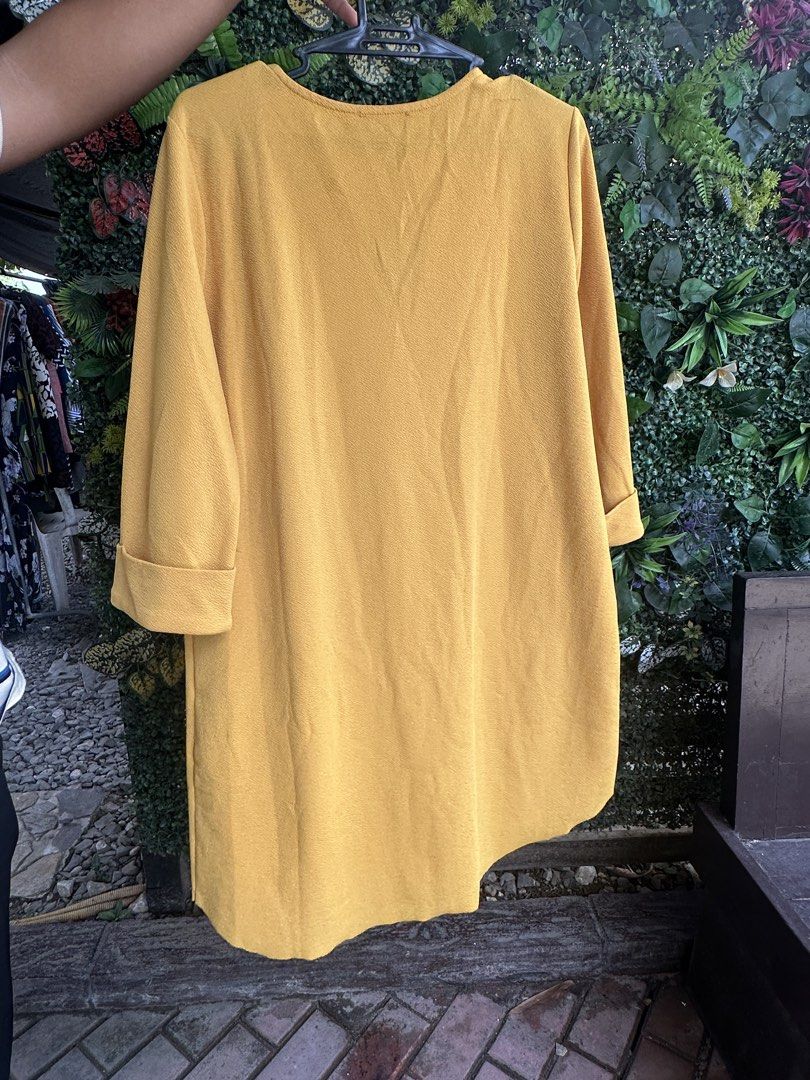 Zara Casual Dress (Category: Dresses) located in Caloocan City. Submitted by fabs_preloved01 (Listing ID 1469630288, Image 2). Description: Zara Dress, light cotton and soft, size M, midi dress.