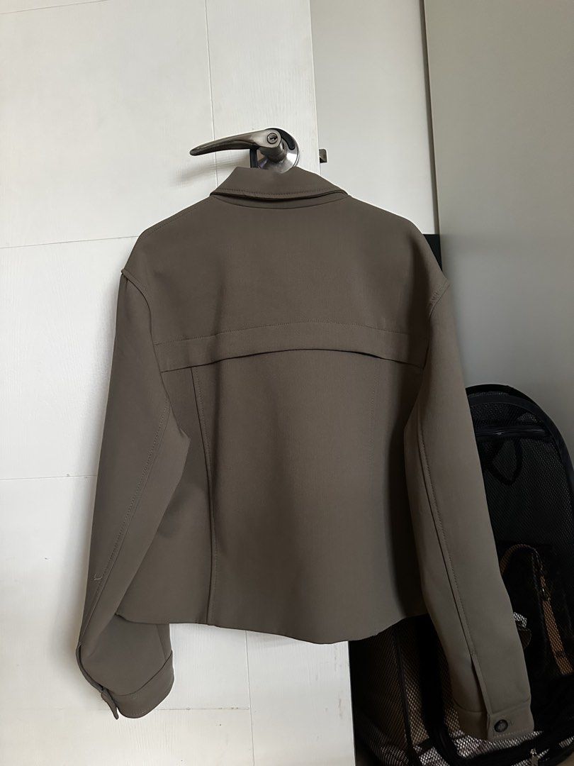Zara Crop Jacket ‼️ (Category: Coats, Jackets and Outerwear) located in Pasig City. Submitted by theclosetclaud (Listing ID 1469638718, Image 3). Description: .