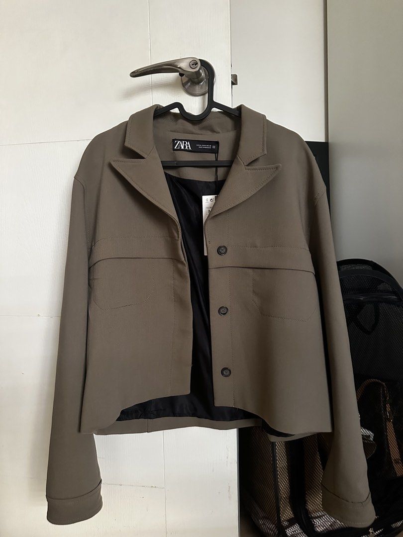 Zara Crop Jacket ‼️ (Category: Coats, Jackets and Outerwear) located in Pasig City. Submitted by theclosetclaud (Listing ID 1469638718, Image 1). Description: .