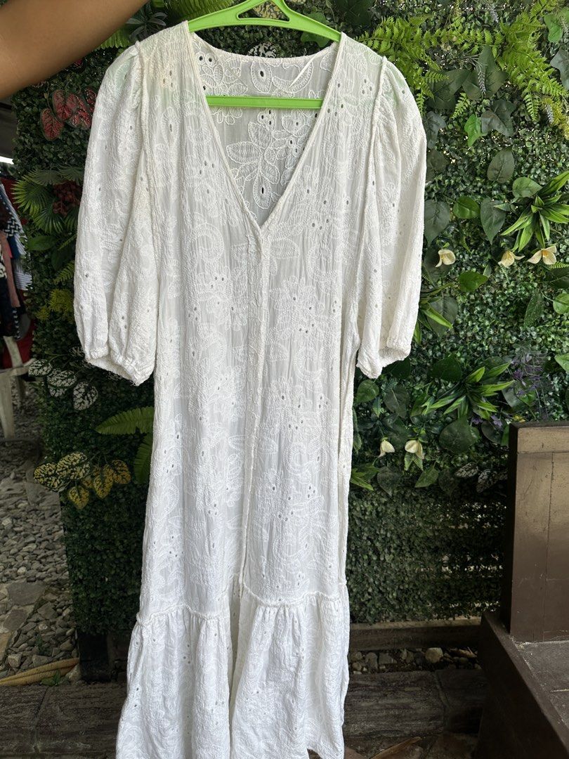 Zara Dress (Category: Dresses) located in Caloocan City. Submitted by fabs_preloved01 (Listing ID 1469627321, Image 1). Description: Zara basic dress - embroidered, eyelet, size L.