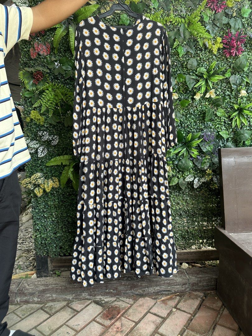 Zara Dress (Category: Dresses) located in Caloocan City. Submitted by fabs_preloved01 (Listing ID 1469653177, Image 2). Description: Zara Floral dress - Size L.