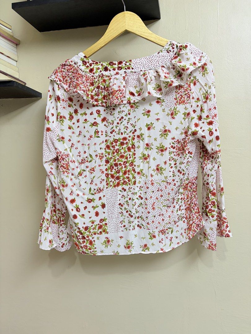 Zara Floral Ruffle Blouse (Category: Blouses) located in Ajuy. Submitted by sothat_ara (Listing ID 1469708777, Image 3). Description: Fit to Small Pm me for more info.