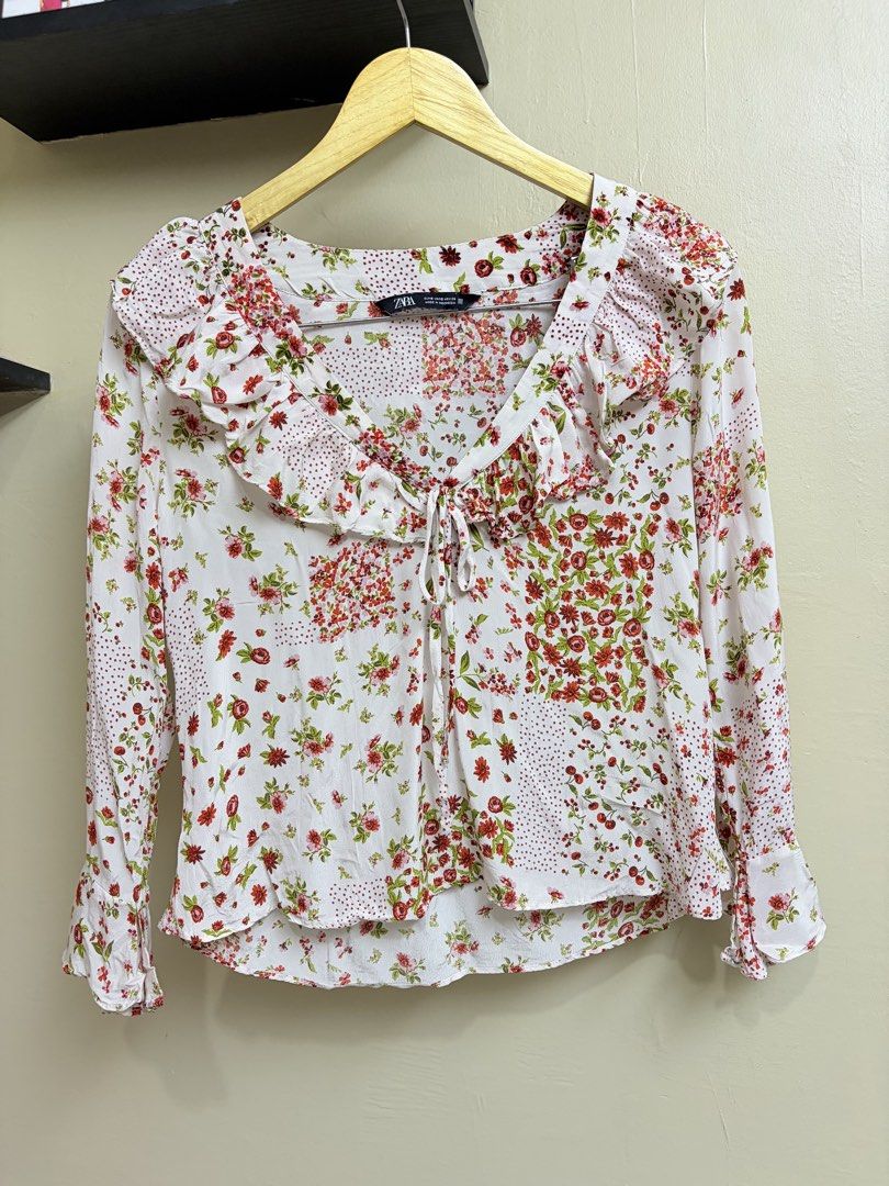 Zara Floral Ruffle Blouse (Category: Blouses) located in Ajuy. Submitted by sothat_ara (Listing ID 1469708777, Image 1). Description: Fit to Small Pm me for more info.