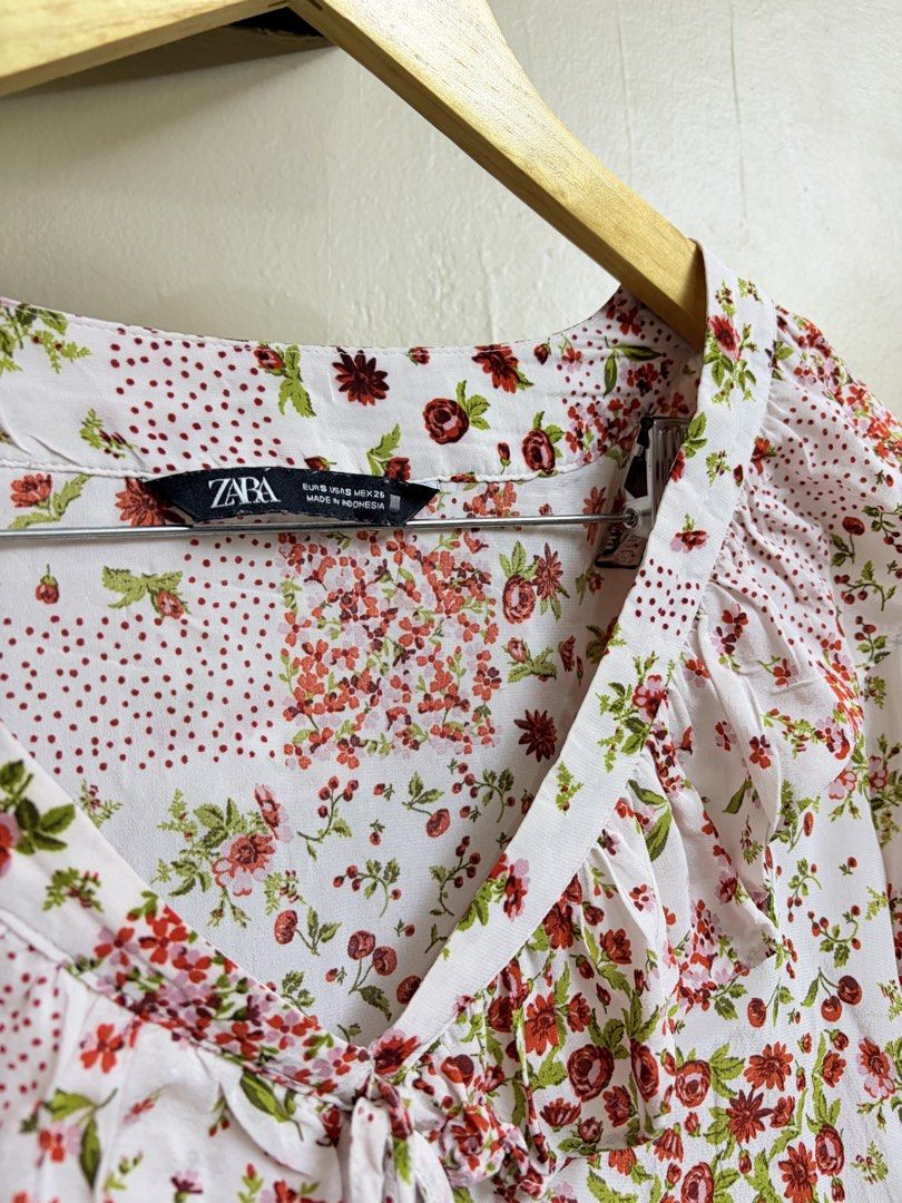 Zara Floral Ruffle Blouse (Category: Blouses) located in Ajuy. Submitted by sothat_ara (Listing ID 1469708777, Image 2). Description: Fit to Small Pm me for more info.