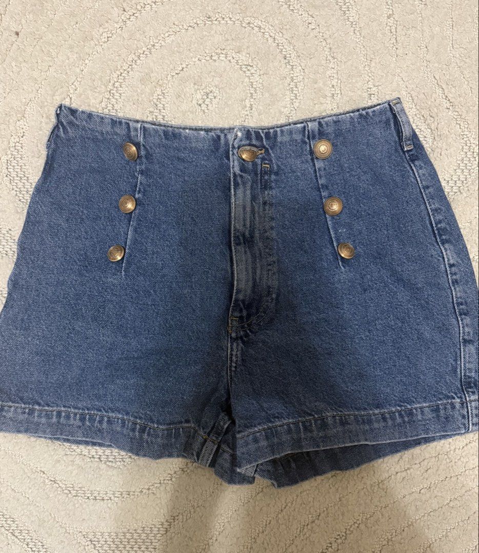 ZARA GOLD BUTTON SHORTS LARGE (Category: Shorts) located in Paranaque City. Submitted by brandedlab (Listing ID 1469680482, Image 3). Description: .