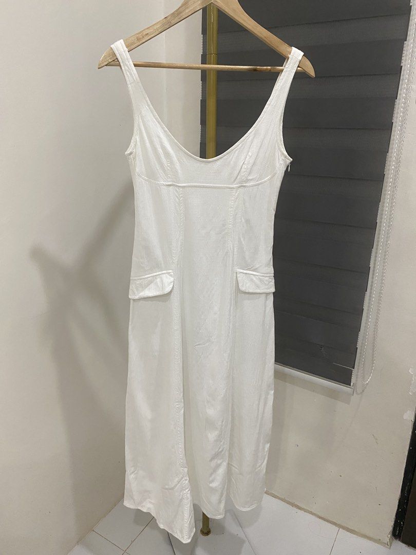 Zara long white dress (Category: Dresses) located in Paranaque City. Submitted by senseofstyle01 (Listing ID 1469671171, Image 1). Description: .