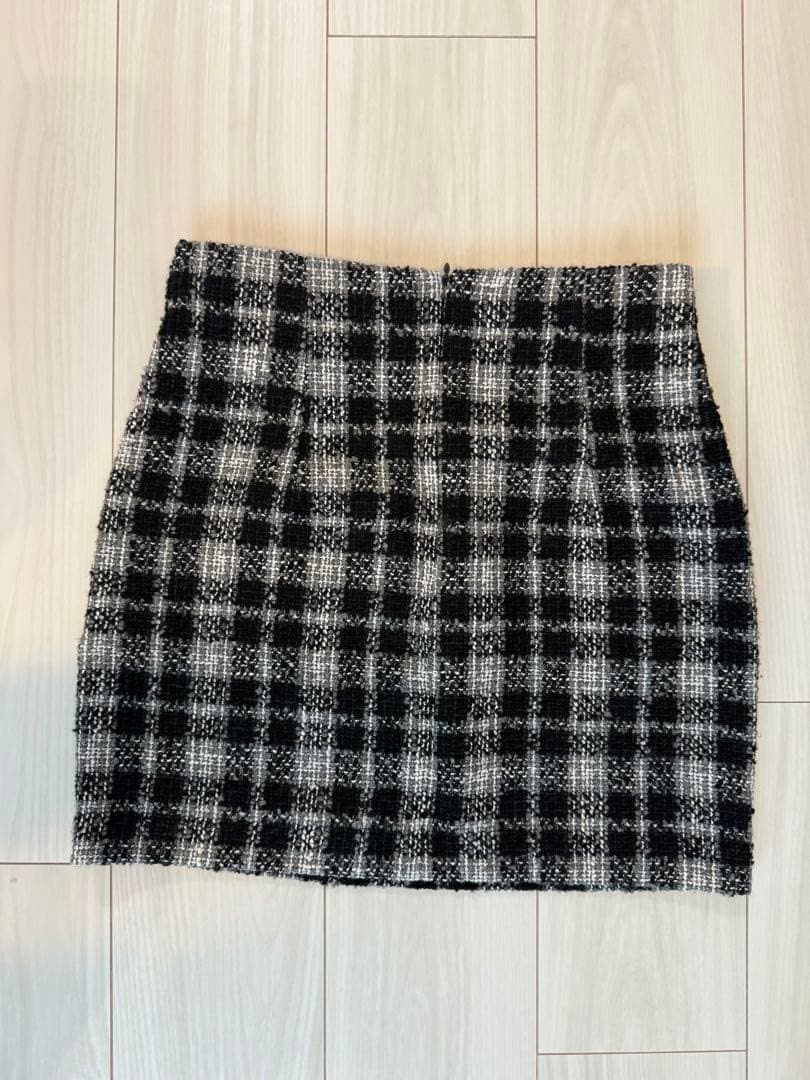 Zara Plaid Tweed Skirt (Category: Skirts) located in Manila. Submitted by maurisio (Listing ID 1469729751, Image 3). Description: .