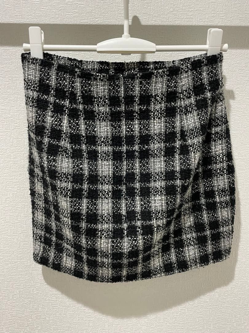 Zara Plaid Tweed Skirt (Category: Skirts) located in Manila. Submitted by maurisio (Listing ID 1469729751, Image 2). Description: .