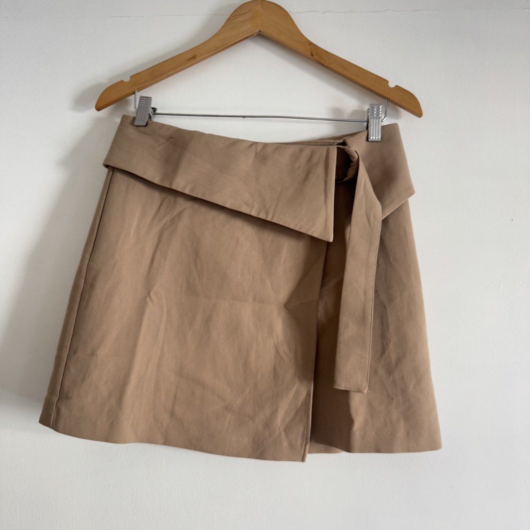 Zara skirt (Category: Skirts) located in Manila. Submitted by apparella.ph (Listing ID 1469575673, Image 1). Description: Hard to let go. Got in europe Like new Waist:30 Length:17 ☑️Everything is my Own preloved / BNWT/BNWOT ☑️ not thrifted/Ukay ☑️ malukot sa picture kasi na stock sa cabinet (tinatamad mag plantsa ✌️ ) ☑️Personal items ( usually bought in US/UK/JPN ) every year po ako nag aabroad so expect i don’t sell fake items and mejo pricey 