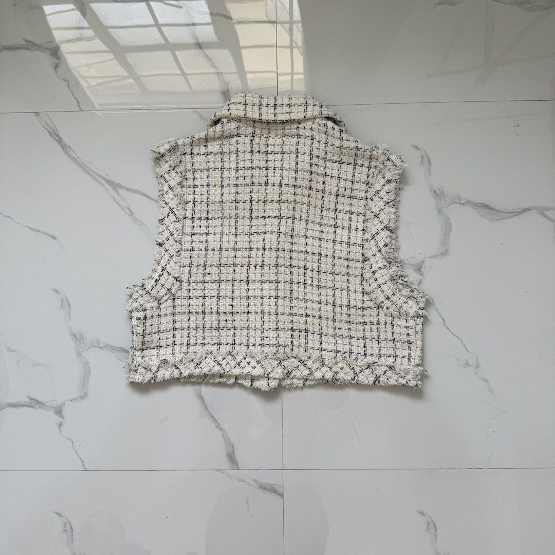 Zara Tweed Vest (Category: Coats, Jackets and Outerwear) located in Santo Tomas. Submitted by the580closet (Listing ID 1469699715, Image 2). Description: - Size: Small 19 inches - chest 16.5 inches - length.