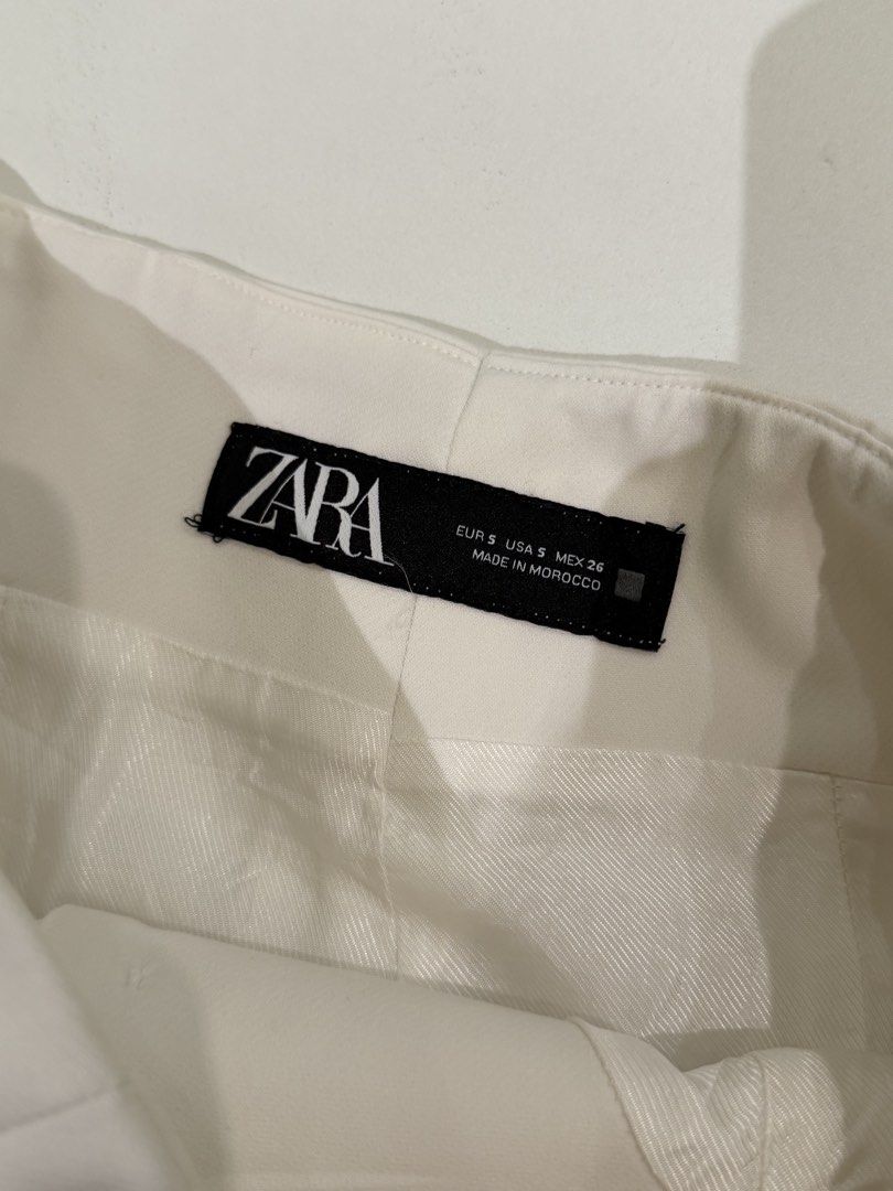 Zara White Strapless Corset Top (Category: Sleeveless) located in Muntinlupa City. Submitted by henlo03 (Listing ID 1469614657, Image 2). Description: - Brand/Model: Zara strapless top - Color: Classic white - Size: Small (S) - Fit: Structured with a curved sweetheart neckline - Details: Front button closure with matching buttons, pocket flaps with satin trim.