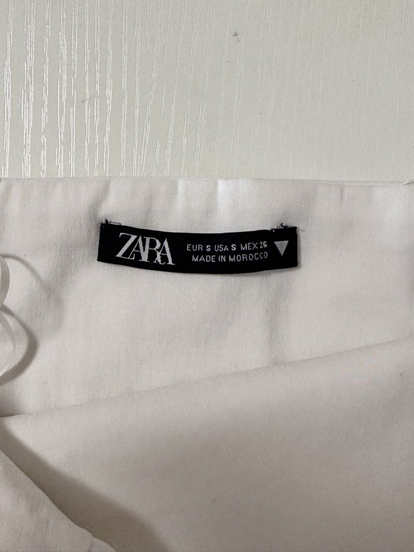 Zara White Tube Top (Category: Others Tops) located in Manila. Submitted by user778899 (Listing ID 1469611601, Image 2). Description: v body hugging can fit xs.