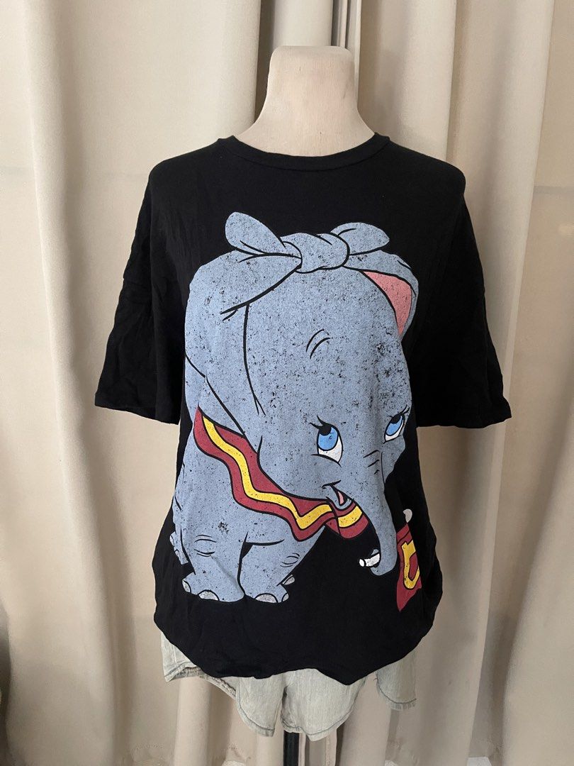 ZARA x Disney Dumbo (Category: Shirts) located in Cainta. Submitted by zlove111 (Listing ID 1469621494, Image 1). Description: - Brand: Disney x Zara (Grupo Inditex collaboration) - Item: Black graphic t-shirt featuring Dumbo - Size: S on tag but can fit up to xl cotton knitted stretch material - Material. cotton knit with vintage-style distressed print - Design: Crew neck, short sleeves, large front graphicLAST PRICE POSTED PASS SA 130 pass sa 1