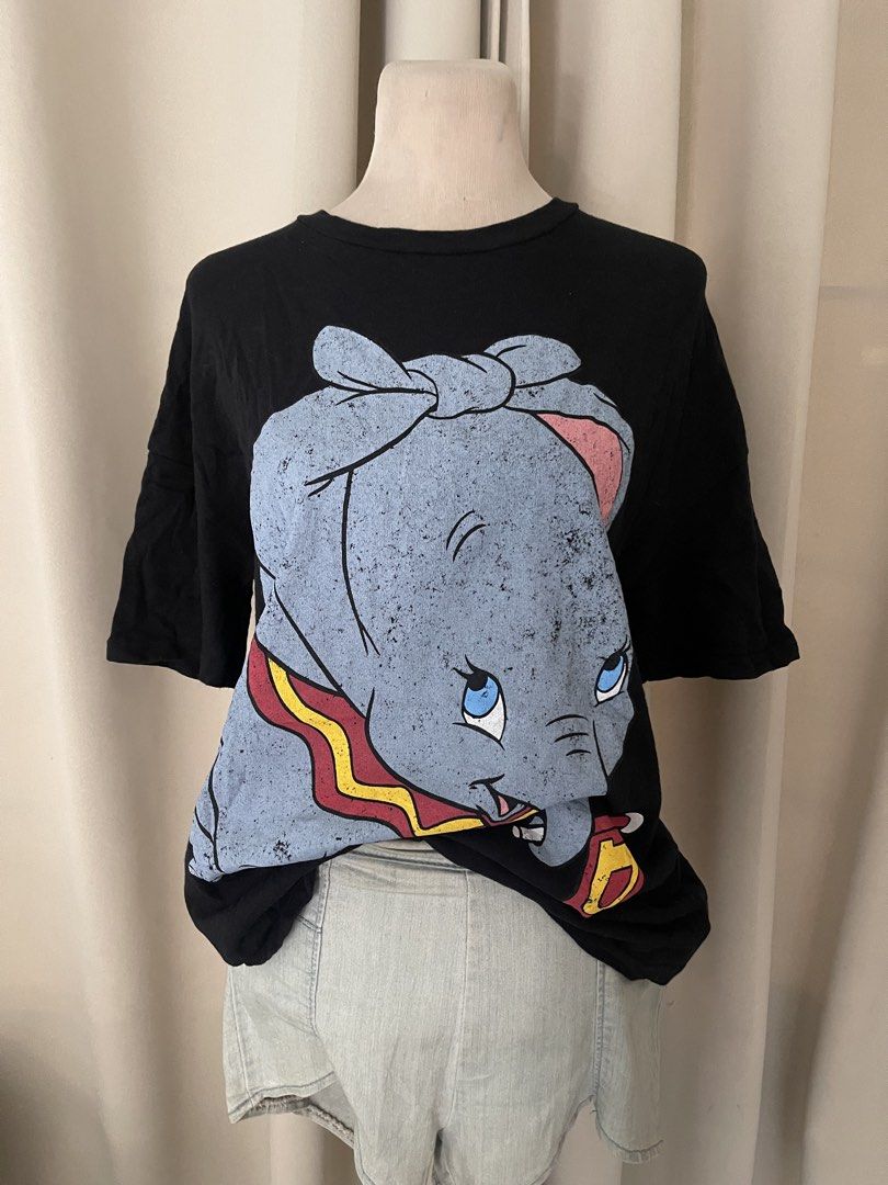 ZARA x Disney Dumbo (Category: Shirts) located in Cainta. Submitted by zlove111 (Listing ID 1469621494, Image 2). Description: - Brand: Disney x Zara (Grupo Inditex collaboration) - Item: Black graphic t-shirt featuring Dumbo - Size: S on tag but can fit up to xl cotton knitted stretch material - Material. cotton knit with vintage-style distressed print - Design: Crew neck, short sleeves, large front graphicLAST PRICE POSTED PASS SA 130 pass sa 1