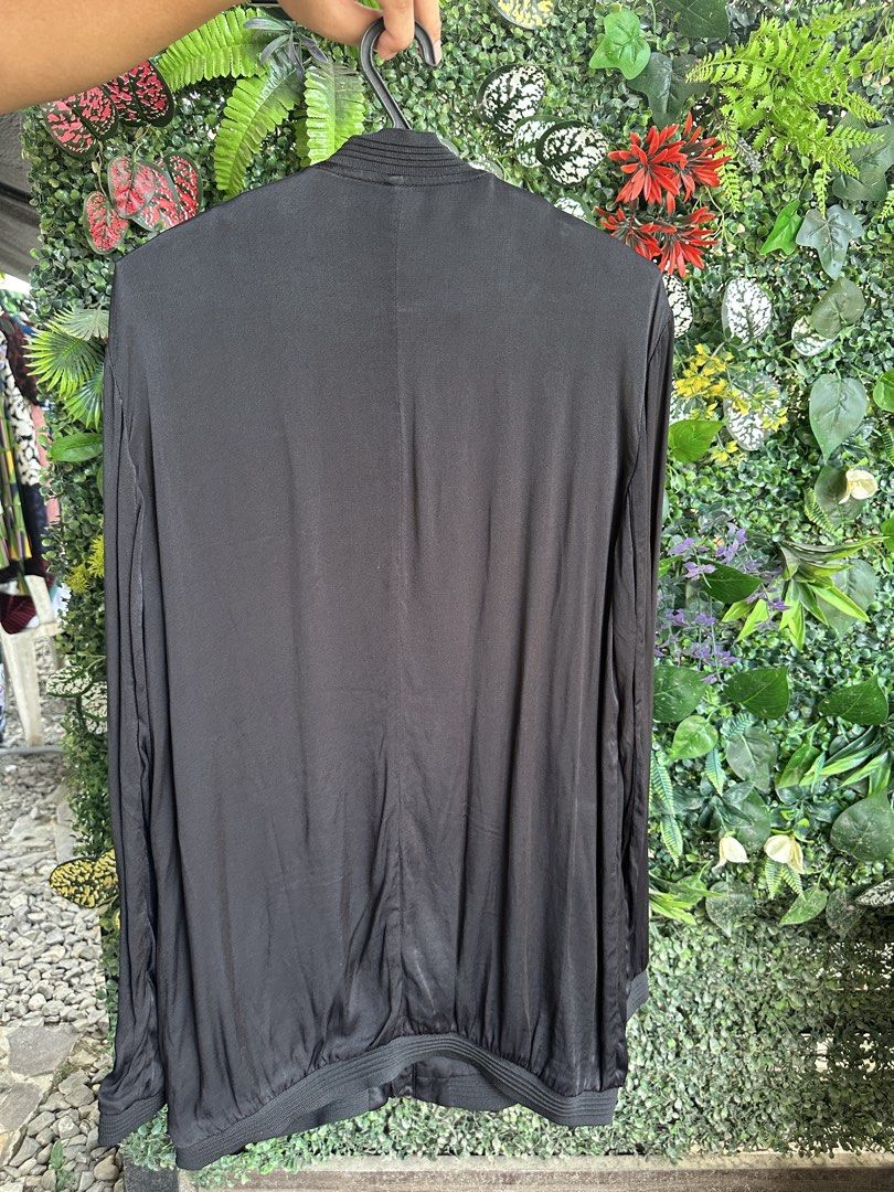 Zara Zip up sweater/outerwear (Category: Coats, Jackets and Outerwear) located in Caloocan City. Submitted by fabs_preloved01 (Listing ID 1469626068, Image 2). Description: Zara - TRF rugged thin outerwear, zip up, sise M.