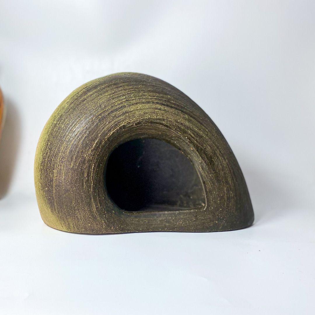 092626-024 3 way Stoneware Vase Bookend Decor (Category: Vintage Collectibles) located in Quezon City. Submitted by madiscollectibles (Listing ID 1469783884, Image 3). Description: - Length 20 cm x Width 15 cm Height: 12 cm - Design: Organic curved shape with a hollow teardrop opening - Finish: Textured, rustic gold and dark green - Size & Weight: Medium size with a solid base and good weight - Use: Perfect earth-tone decor for bookshelves or sid