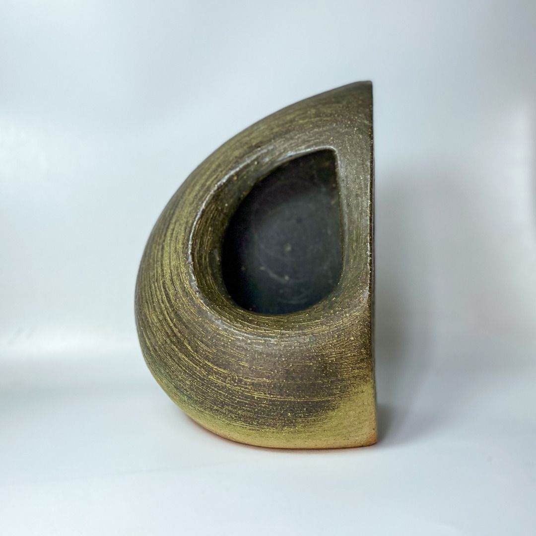 092626-024 3 way Stoneware Vase Bookend Decor (Category: Vintage Collectibles) located in Quezon City. Submitted by madiscollectibles (Listing ID 1469783884, Image 1). Description: - Length 20 cm x Width 15 cm Height: 12 cm - Design: Organic curved shape with a hollow teardrop opening - Finish: Textured, rustic gold and dark green - Size & Weight: Medium size with a solid base and good weight - Use: Perfect earth-tone decor for bookshelves or sid