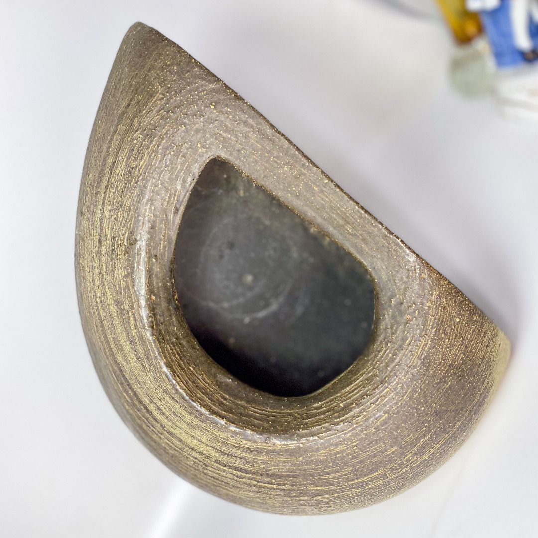 092626-024 3 way Stoneware Vase Bookend Decor (Category: Vintage Collectibles) located in Quezon City. Submitted by madiscollectibles (Listing ID 1469783884, Image 2). Description: - Length 20 cm x Width 15 cm Height: 12 cm - Design: Organic curved shape with a hollow teardrop opening - Finish: Textured, rustic gold and dark green - Size & Weight: Medium size with a solid base and good weight - Use: Perfect earth-tone decor for bookshelves or sid