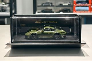 1/43 Porsche Dealer Edition 911 GT3 RS (992) with Manthey Racing in ...
