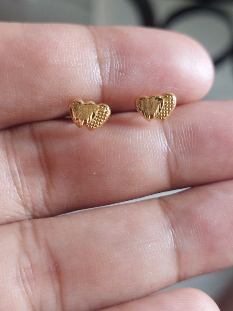 18k stud earring (Category: Jewelry) located in Antipolo. Submitted by goldjewelry_88 (Listing ID 1469852624, Image 2). Description: 18k saudi gold pawnable.