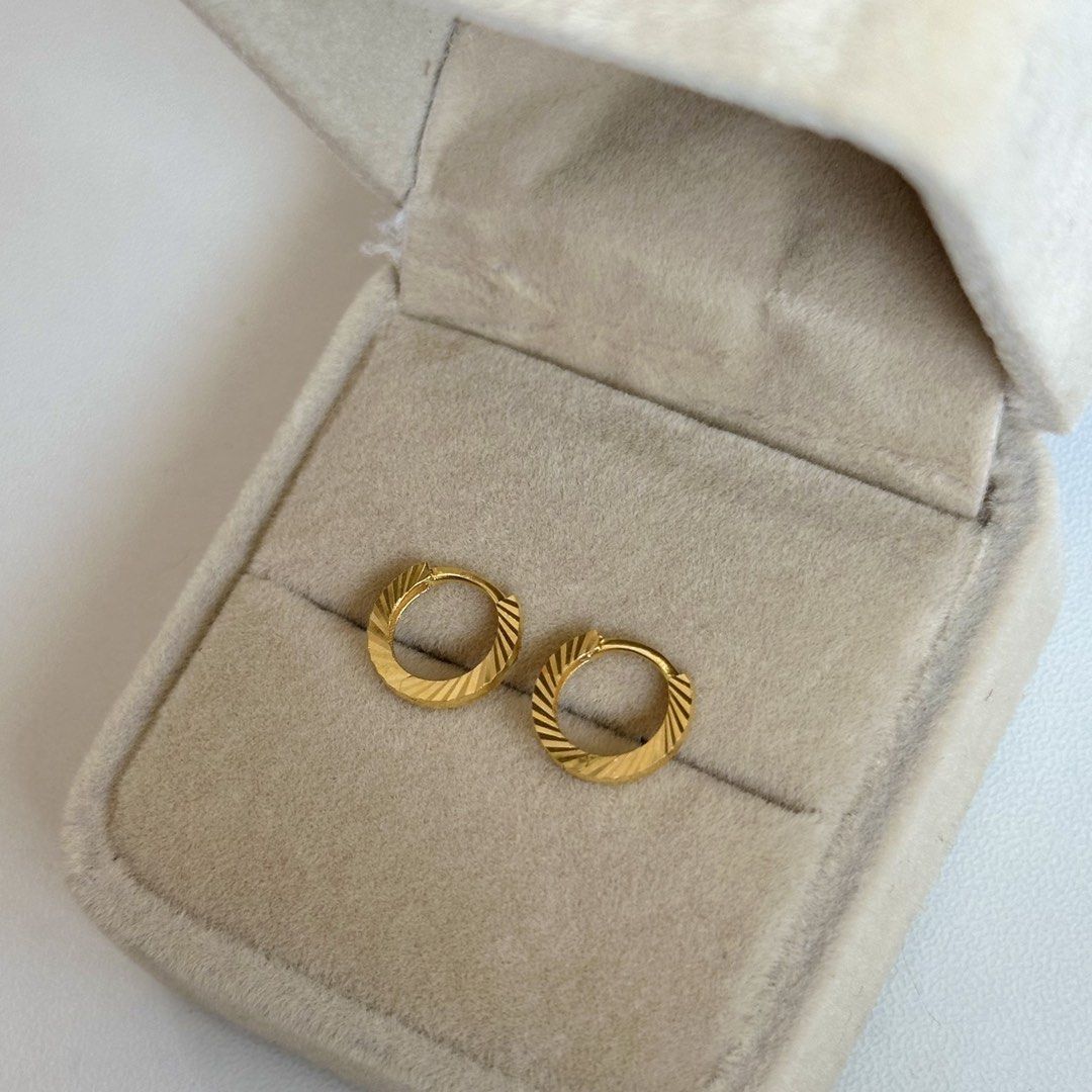 18K Yellow Gold Textured Loop/Hoop Earrings (Category: Earrings) located in Mandaluyong City. Submitted by lestieco (Listing ID 1469919541, Image 2). Description: 18k yellow gold (pawnable) Textured loop earrings 10mm each hoop Good for everyday use Sparkly ✨ 0.69g.