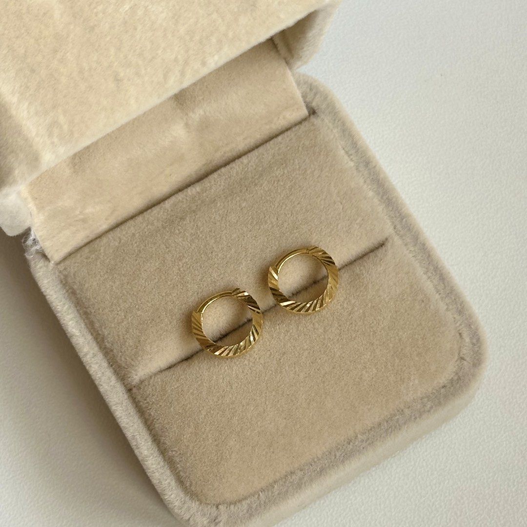 18K Yellow Gold Textured Loop/Hoop Earrings (Category: Earrings) located in Mandaluyong City. Submitted by lestieco (Listing ID 1469919541, Image 3). Description: 18k yellow gold (pawnable) Textured loop earrings 10mm each hoop Good for everyday use Sparkly ✨ 0.69g.