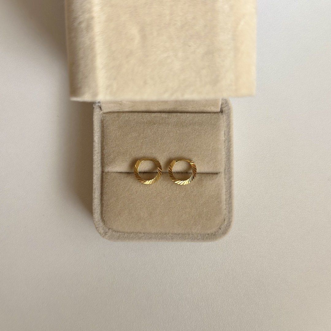 18K Yellow Gold Textured Loop/Hoop Earrings (Category: Earrings) located in Mandaluyong City. Submitted by lestieco (Listing ID 1469919541, Image 1). Description: 18k yellow gold (pawnable) Textured loop earrings 10mm each hoop Good for everyday use Sparkly ✨ 0.69g.