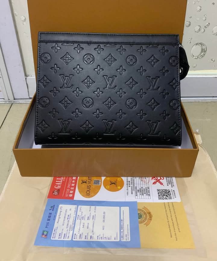 27cm clutch bag pouch handcarry bag ca (Category: Belt bags, Clutches and Pouches) located in Manila. Submitted by binondo_bagsetc (Listing ID 1469920512, Image 3). Description: .