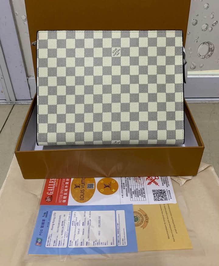 27cm clutch bag pouch handcarry bag ca (Category: Clutches) located in Manila. Submitted by binondo_bagsetc (Listing ID 1469920663, Image 1). Description: .