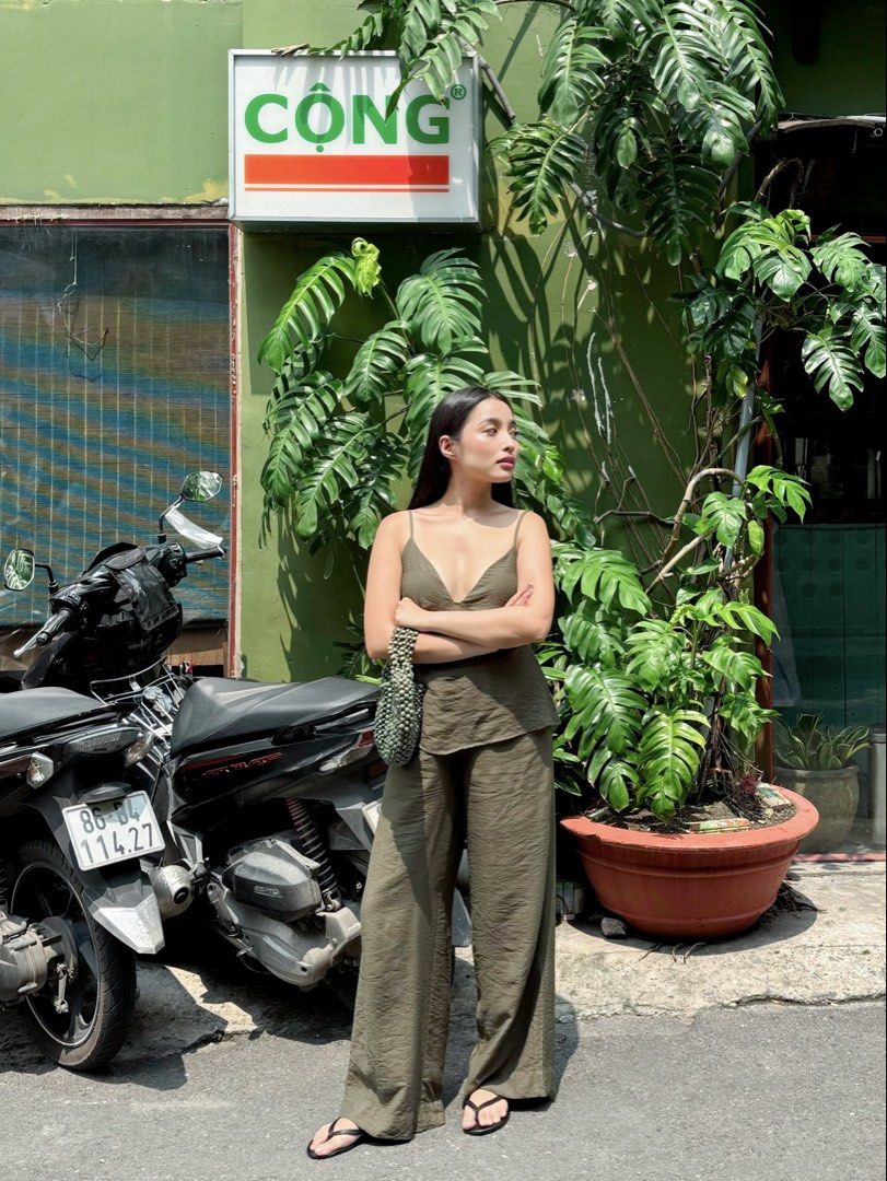 2-piece set (Category: Sets or Coordinates) located in Cavite. Submitted by carms.closet (Listing ID 1469853926, Image 1). Description: .
