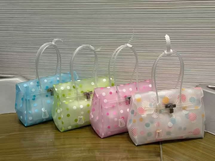 35cm clear jelly handbag jelly bag polka dot pattern ca (Category: Shoulder Bags) located in Manila. Submitted by binondo_bagsetc (Listing ID 1469921708, Image 3). Description: .