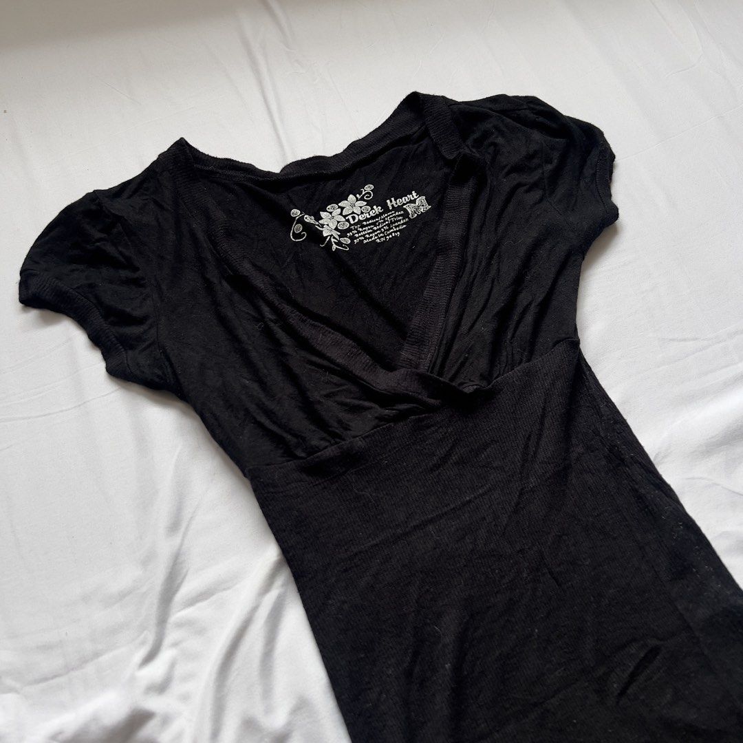 90’s V Cut Top (Category: Others Tops) located in Makati City. Submitted by november122005 (Listing ID 1469833818, Image 1). Description: size: m location: bangkal, makati payment: gcash/bank transfer mod: j&t (buyer will shoulder SF).