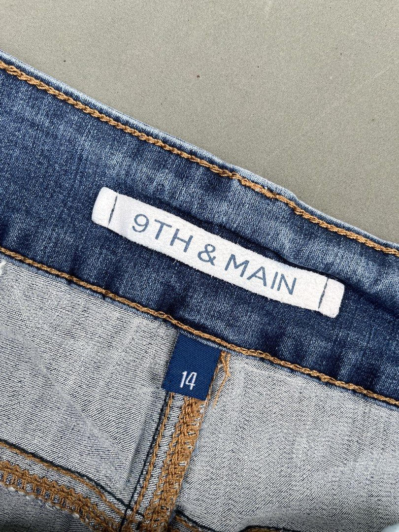 9TH&MAIN DENIM SHORT (Category: Shorts) located in Quezon City. Submitted by kentstuff (Listing ID 1469901520, Image 3). Description: 9TH&MAIN Waist: 32-40 Length: 16.5 Leg opening: 9.5 Condition: Excellent CR: 9/10 Issue: ❌ DISCLAIMER: This is a thrifted item. All brands, logos, and trademarks belong to their rightful owners. We’re here to rehome great pieces — no brand affiliation intended.