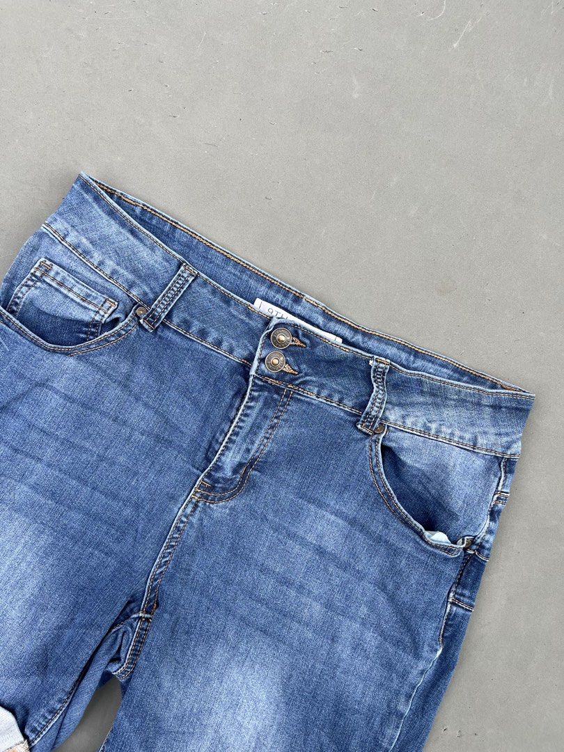 9TH&MAIN DENIM SHORT (Category: Shorts) located in Quezon City. Submitted by kentstuff (Listing ID 1469901520, Image 2). Description: 9TH&MAIN Waist: 32-40 Length: 16.5 Leg opening: 9.5 Condition: Excellent CR: 9/10 Issue: ❌ DISCLAIMER: This is a thrifted item. All brands, logos, and trademarks belong to their rightful owners. We’re here to rehome great pieces — no brand affiliation intended.