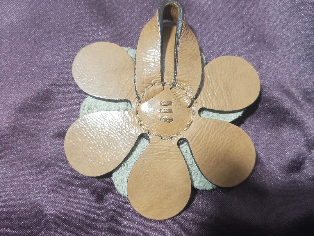 🤎🌼 Authentic Coach Flower Bag Charm🌼 (Category: Shoulder Bags) located in Makati City. Submitted by makati_metro (Listing ID 1469876502, Image 3). Description: ** Last price posted. Add a pretty and lively touch to your favorite bag with this authentic Coach (leather) Flower Charm. Please refer to the first and last photo for a better idea of the charm’s actual size. All details are already posted. Kindly check everything and message only if y