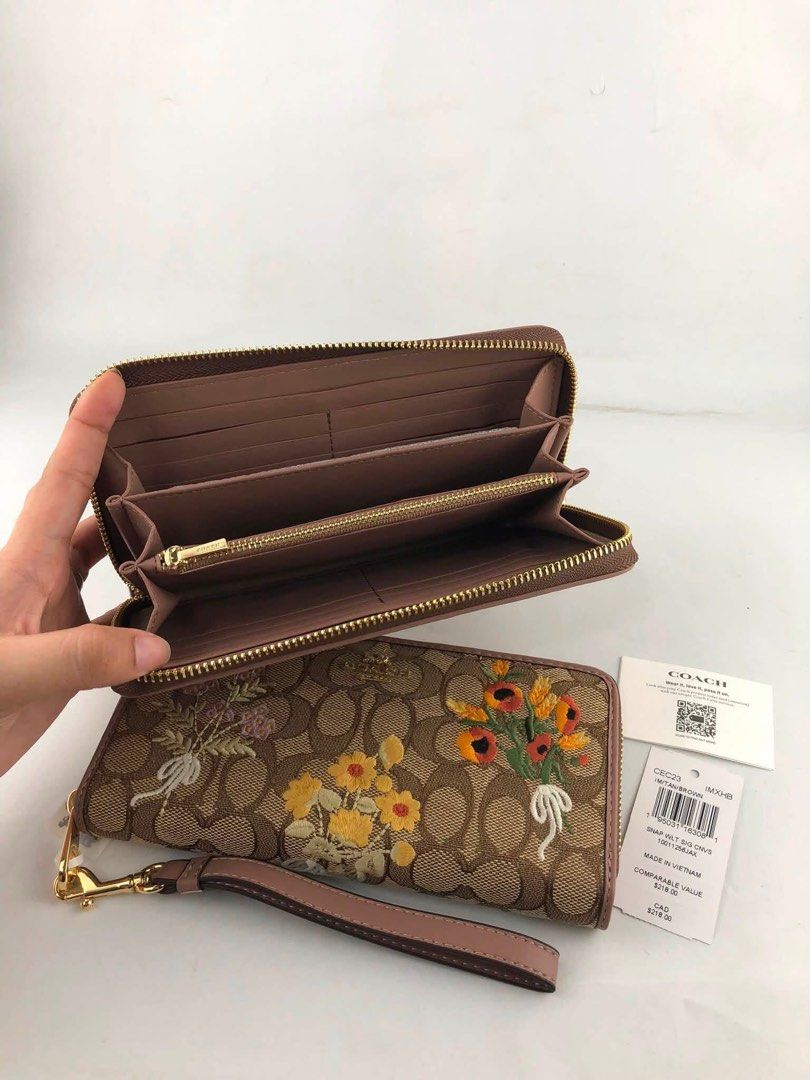 ☘️ CCH Long Wallet (Category: Wallets & Card holders) located in Manila. Submitted by vera.prudence (Listing ID 1469796156, Image 2). Description: ☘️ CCH Long Wallet 7 1/2" (L) x 4" (H) x 3/4" (W) P1,300 Actual Photo Plus SF.
