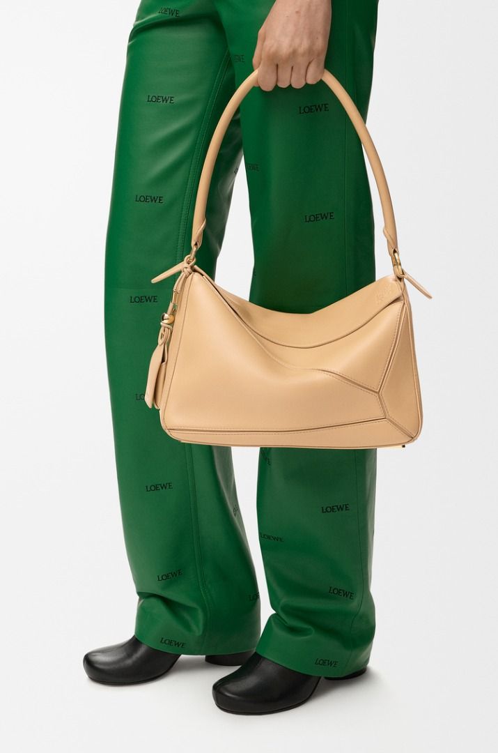 🖤 LOEWE Featherlight Puzzle Medium textured-leather top-handle bag (Category: Luxury Accessories) located in Caloocan City. Submitted by mohsin2 (Listing ID 1469813822, Image 1). Description: LOEWE Featherlight Puzzle Medium textured-leather top-handle bag 17,980 plus sf Like new/Brand-new Cream textured-leather (Lamb) Top handle, detachable adjustable shoulder strap External zipped pocket, internal slip pocket Fully lined Zip fastening along to