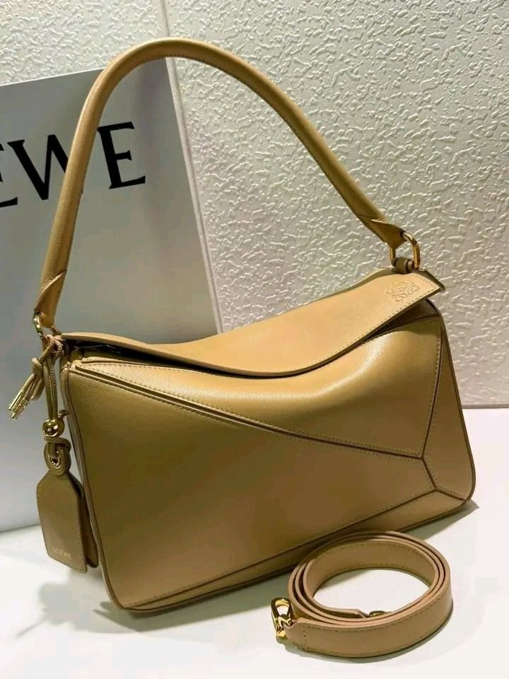 🖤 LOEWE Featherlight Puzzle Medium textured-leather top-handle bag (Category: Luxury Accessories) located in Caloocan City. Submitted by mohsin2 (Listing ID 1469813822, Image 3). Description: LOEWE Featherlight Puzzle Medium textured-leather top-handle bag 17,980 plus sf Like new/Brand-new Cream textured-leather (Lamb) Top handle, detachable adjustable shoulder strap External zipped pocket, internal slip pocket Fully lined Zip fastening along to