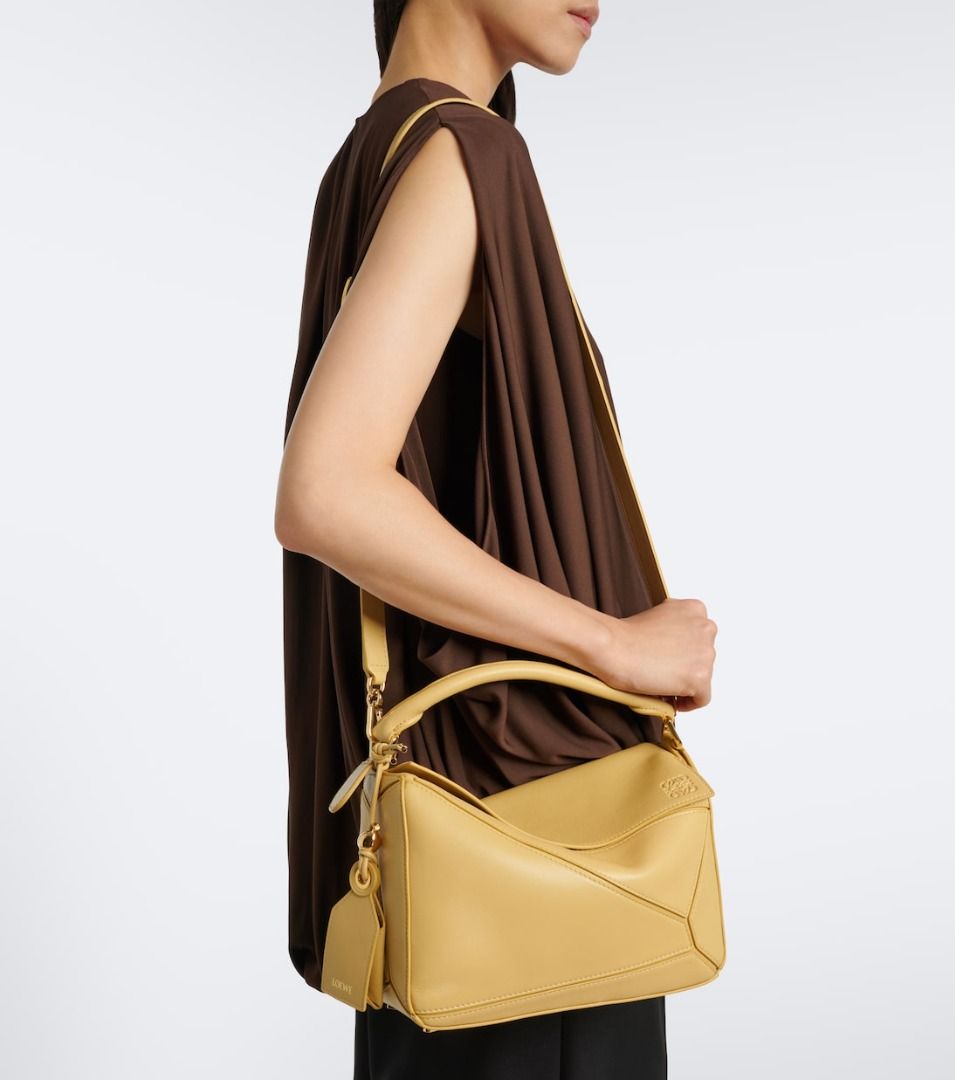 🖤 LOEWE Featherlight Puzzle Medium textured-leather top-handle bag (Category: Luxury Accessories) located in Caloocan City. Submitted by mohsin2 (Listing ID 1469813822, Image 2). Description: LOEWE Featherlight Puzzle Medium textured-leather top-handle bag 17,980 plus sf Like new/Brand-new Cream textured-leather (Lamb) Top handle, detachable adjustable shoulder strap External zipped pocket, internal slip pocket Fully lined Zip fastening along to