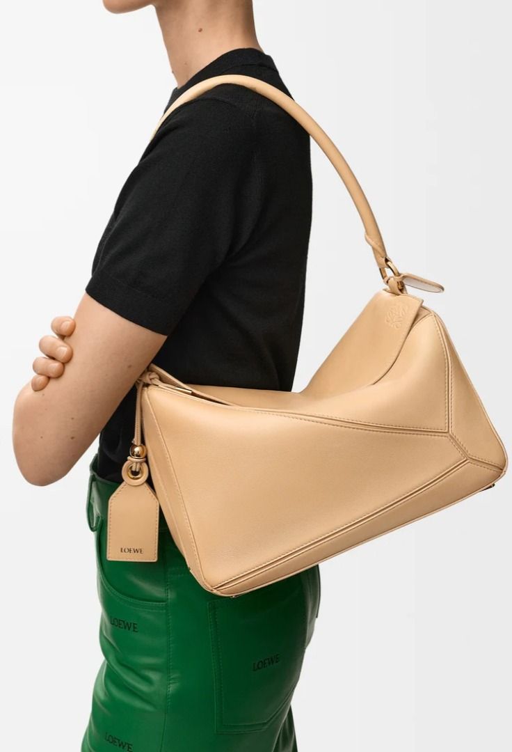💢 LOEWE Featherlight Puzzle Textured-Leather Top-handle Bag Medium (Category: Luxury Bags & Wallets) located in Kibawe. Submitted by yumicaspia39544 (Listing ID 1469815725, Image 1). Description: LOEWE Featherlight Puzzle Textured-Leather Top-handle Bag Medium 17,999 plus sf Like new/Brand-new Cream textured-leather (Lamb) Top handle, detachable adjustable shoulder strap External zipped pocket, internal slip pocket Fully lined Zip fastening alon