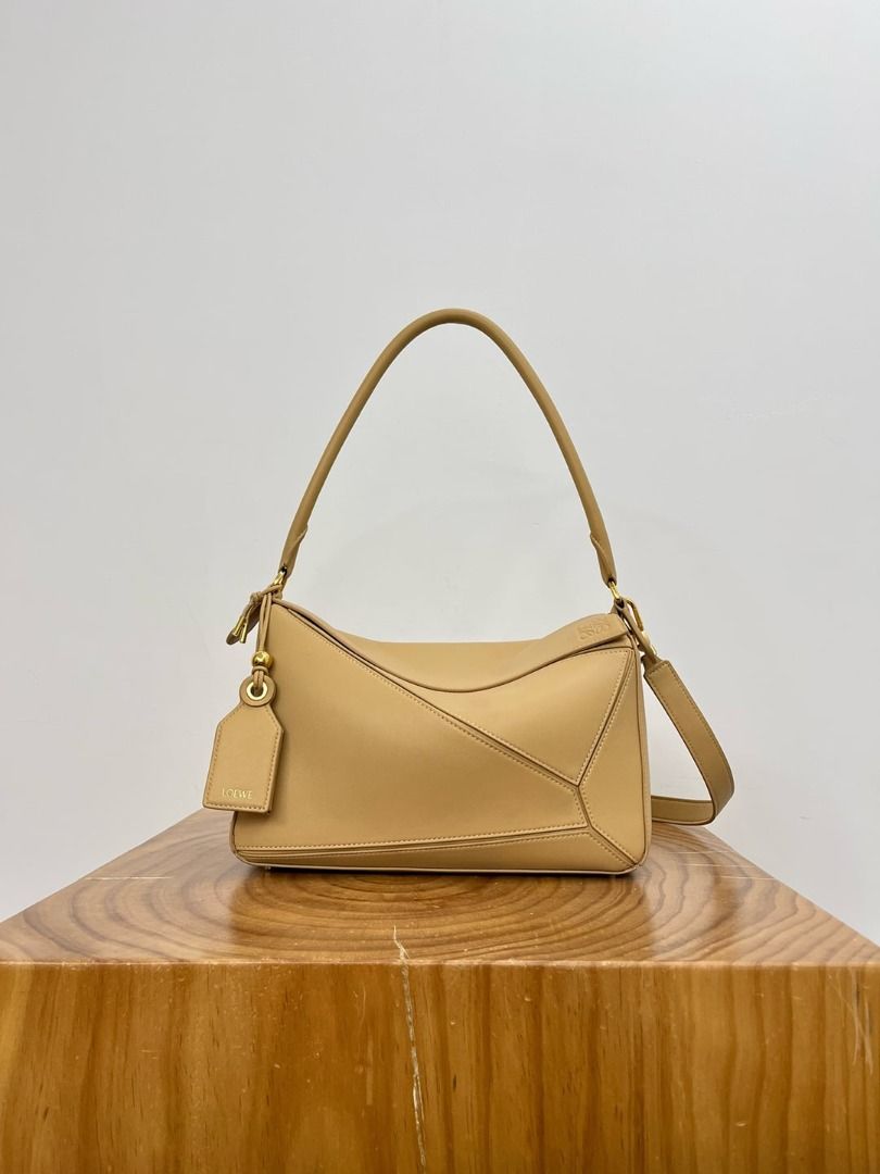 💢 LOEWE Featherlight Puzzle Textured-Leather Top-handle Bag Medium (Category: Luxury Bags & Wallets) located in Kibawe. Submitted by yumicaspia39544 (Listing ID 1469815725, Image 2). Description: LOEWE Featherlight Puzzle Textured-Leather Top-handle Bag Medium 17,999 plus sf Like new/Brand-new Cream textured-leather (Lamb) Top handle, detachable adjustable shoulder strap External zipped pocket, internal slip pocket Fully lined Zip fastening alon
