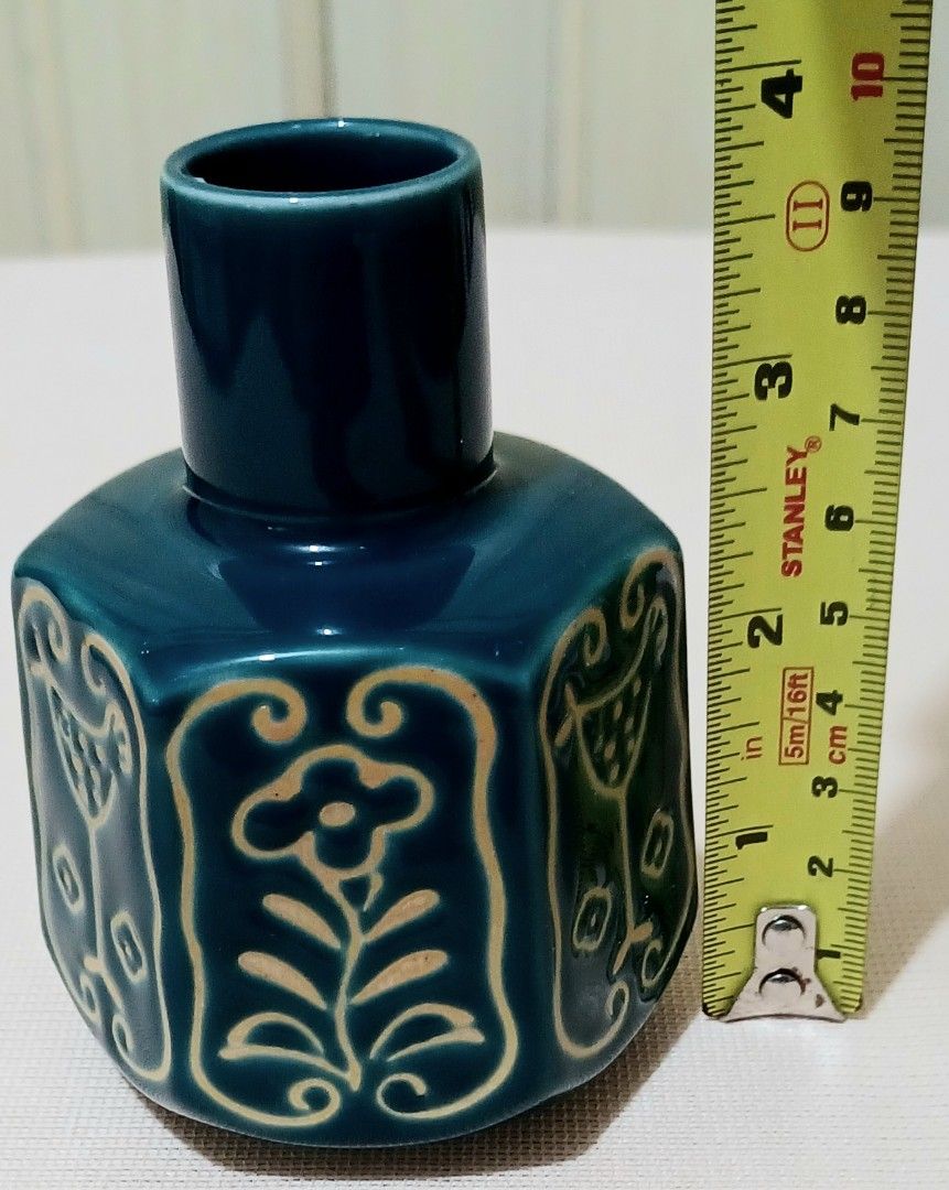 💚 Small Teal Embossed Hexagonal Ceramic Bud Vase (Category: Vases & Decorative Bowls) located in Quezon City. Submitted by wjmae (Listing ID 1469790845, Image 2). Description: Vintage‑style decorative piece with bird & flower relief patterns. ~10 cm height, glossy teal glaze. No chips/cracks. Lovely for tiny flower stems or table decor..