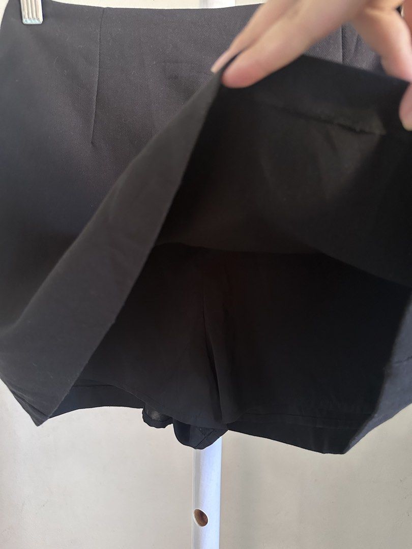 Abercrombie & Fitch Black Skort (Category: Skirts) located in Rizal. Submitted by loveluna. (Listing ID 1469944562, Image 2). Description: .