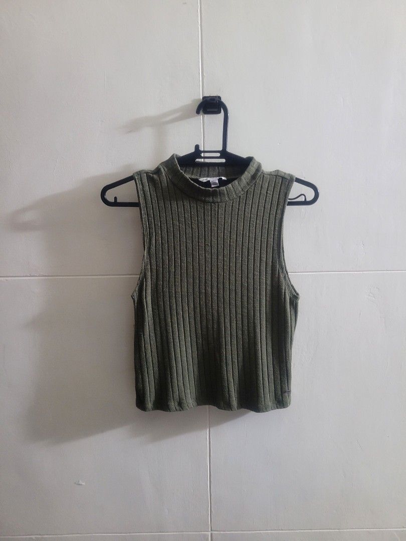 Abercrombie & Fitch Ribbed top (Category: Sleeveless) located in Los Banos. Submitted by lopecruz (Listing ID 1469862702, Image 1). Description: 17"armpit lajd flat 20"length Like new, no flaws Medium.