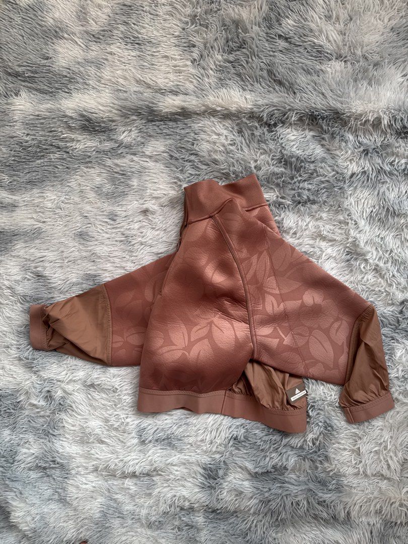 Adidas Stella Mccartney Cropped Running Jacket (Category: Coats, Jackets and Outerwear) located in Taguig. Submitted by mrwickjohn67 (Listing ID 1469908184, Image 2). Description: Like new kulang na lang hangtag Issue: none Size: (in inches) WXL: 20x20 (M on tag).