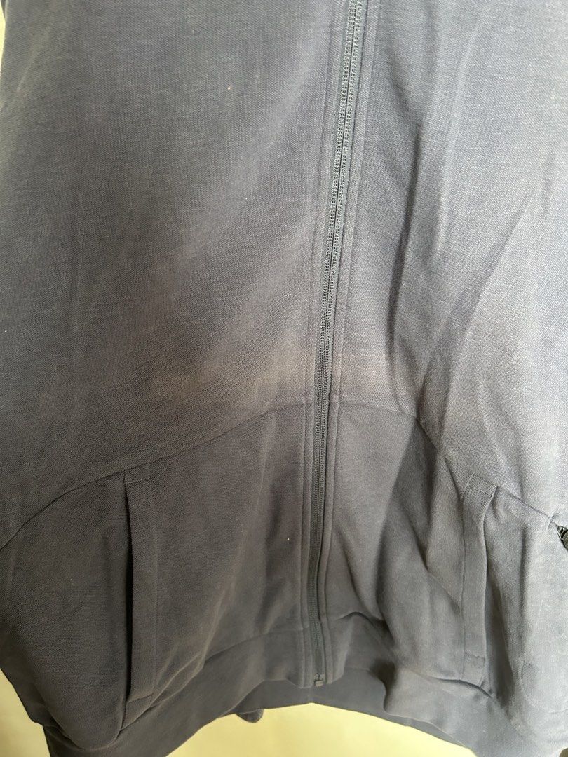 ADIDDAS (Category: Coats, Jackets and Outerwear) located in Manila. Submitted by shaun_diaz (Listing ID 1469803075, Image 3). Description: Light discoloration. Check the photo for reference .