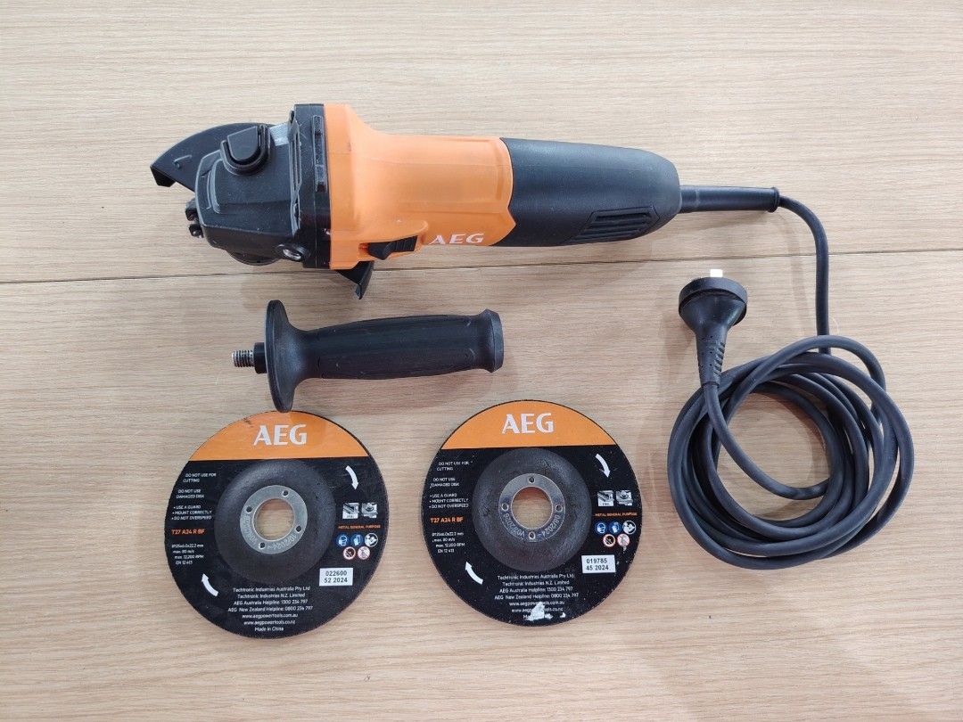 AEG Angle Grinder 2 Blade w/ Case (Category: Construction Tools & Equipment) located in Manila. Submitted by riley1205 (Listing ID 1469791012, Image 2). Description: Brand : AEG Model : WS72-125 VER II Angle Grinder 2 Blade w/ Case Used But Good Condition.